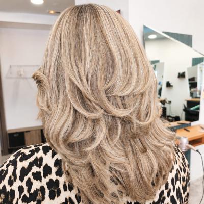 ✨ Ros amb reflexos naturals que aporten llum, profunditat i moviment. Un color elegant, fàcil de mantenir i perfecte per a qualsevol època de l’any. 💛🤍 T’agrada aquest canvi? ✨ #perruqueriaandorra #peluqueriaandorra #highlights #Reflexos #HairColor